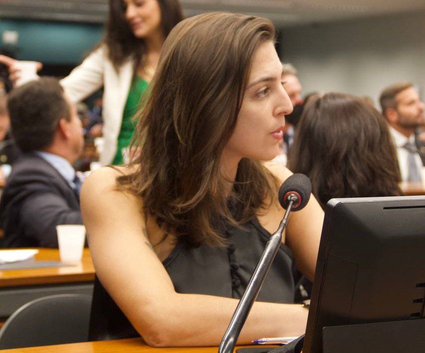 Alheia ao RN, Natália Bonavides aciona MP para investigar Bolsonaro e Temer por crime de obstrução da justiça