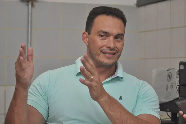 Orgulhoso, Styvenson comemora gasolina a R$ 6,59 em Natal: "Fui o único a votar (ICMS). Tá feliz?"