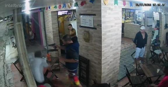VÍDEO: IMAGENS FORTES: Policial penal é assassinado em bar na cidade de Nova Cruz