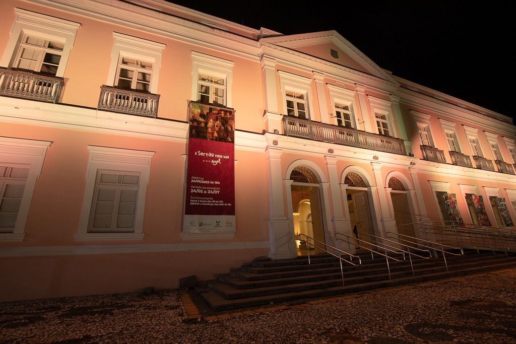 Exposição gratuita "O Sertão Virou Mar" recebe universitários interessados em arte e edificações históricas