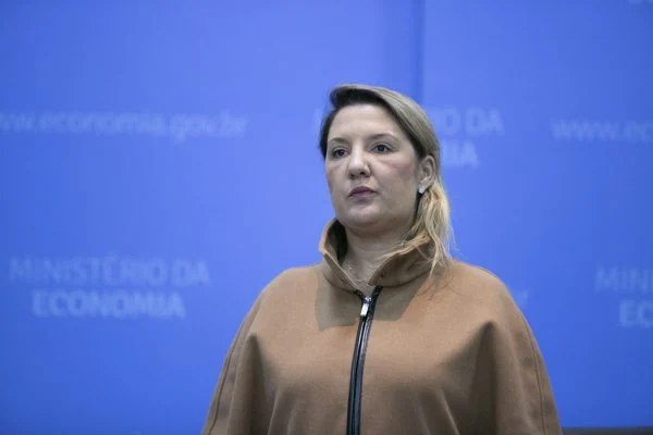 Nova presidente da Caixa afasta seis consultores ligados a Guimarães