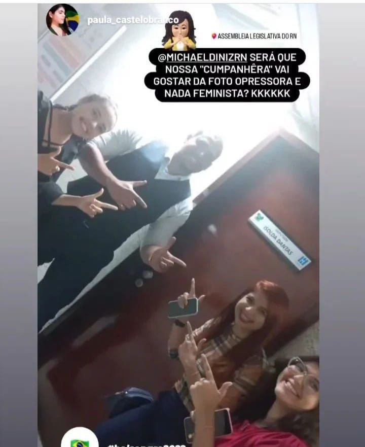 Michael Diniz provoca Isolda com foto de ‘arminha’ na frente de gabinete da deputada petista