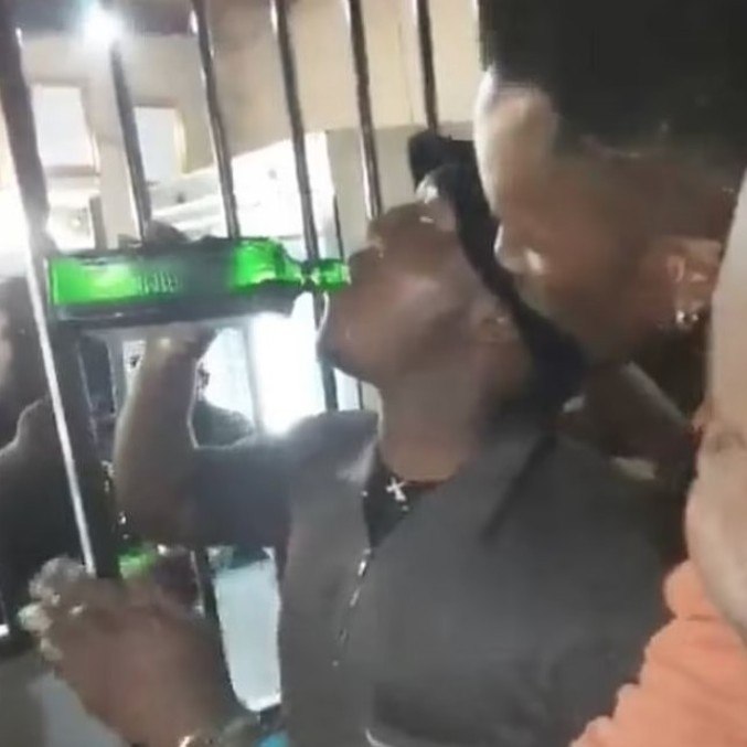 Homem morre após beber garrafa de licor em apenas dois minutos para vencer concurso