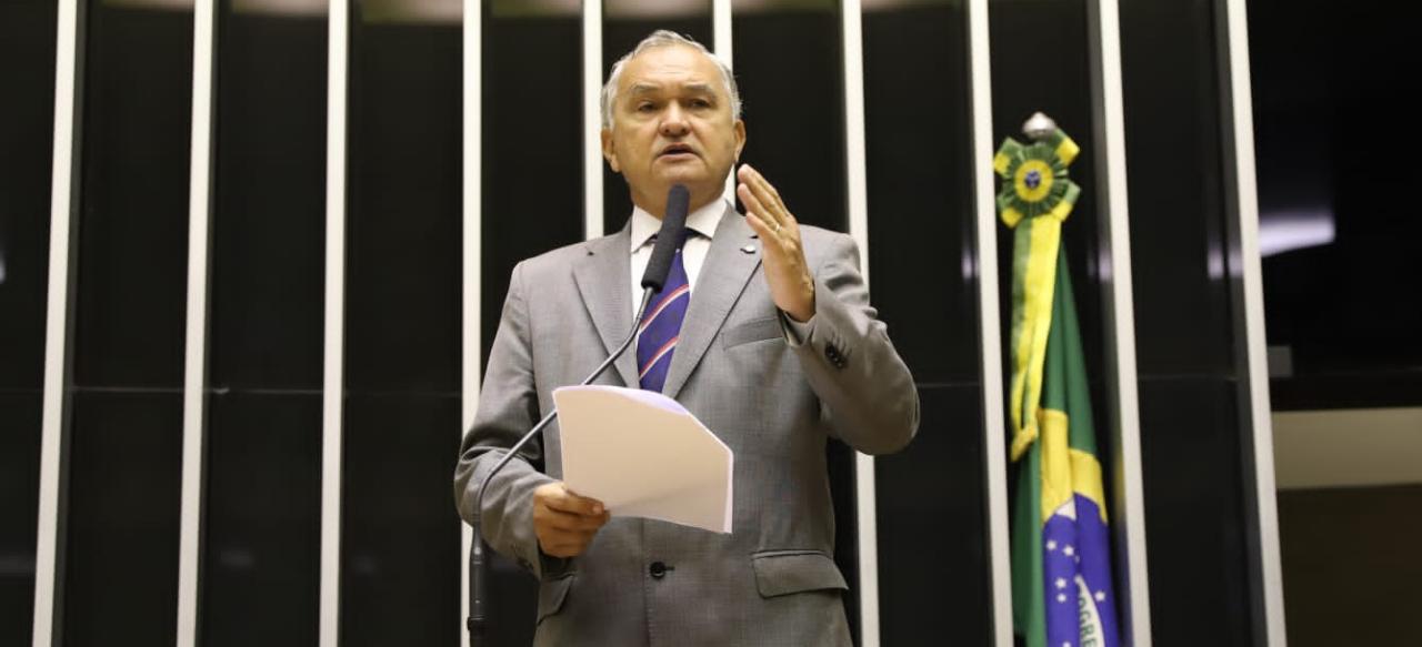 General Girão protocola projeto que pune com prisão  quem ultrajar à Bandeira do Brasil