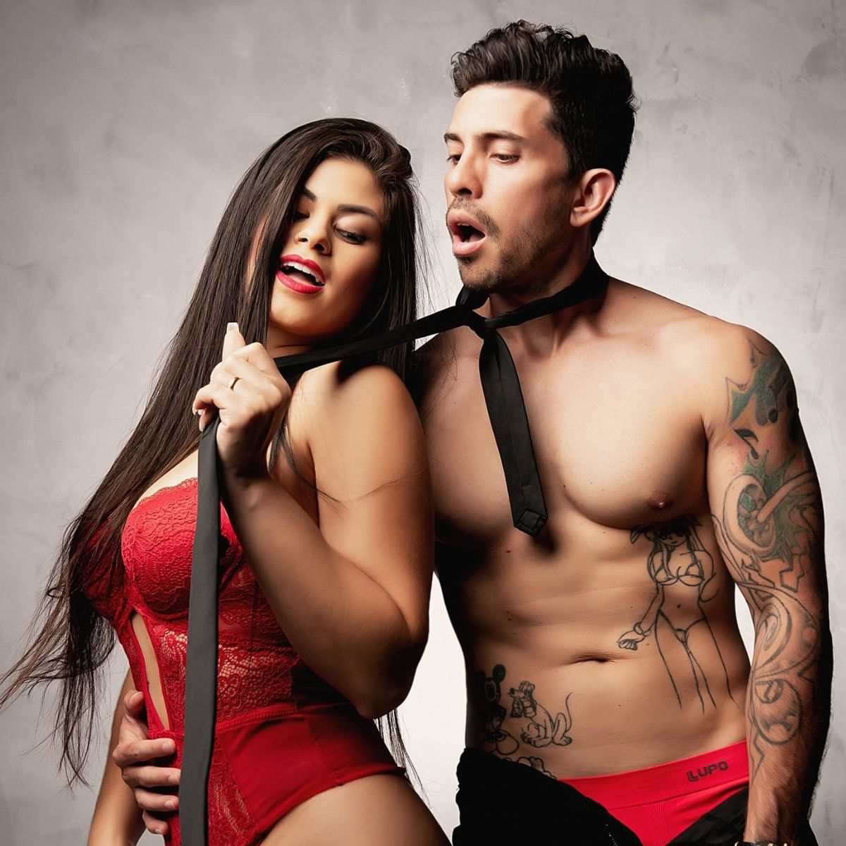 Casal paraibano conhecido pela ousadia e amor livre, estreia em competição de pelados em reality