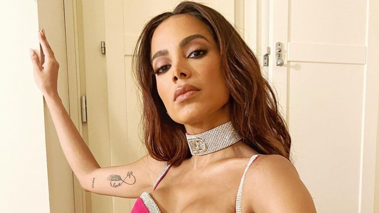 Anitta lança colônia para ser usada nas regiões íntimas