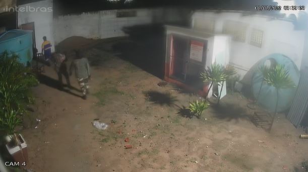 Criminosos rendem funcionários e explodem cofre em posto de combustíveis em Macaíba
