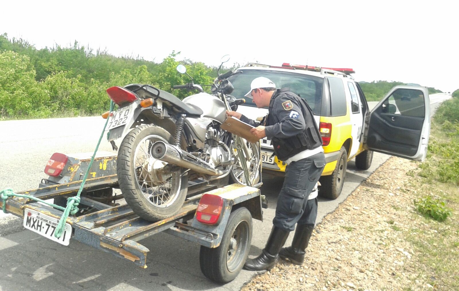 Imagens mostram fuga de motoqueiros após abordagem da PM na estrada da produção em São Gonçalo do Amarante
