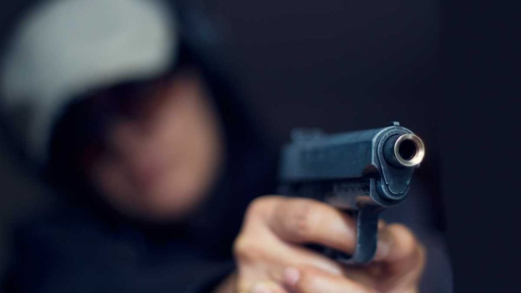 Sargento da PM é baleado e esposa assassinada durante tentativa de assalto na praia de Camurupim