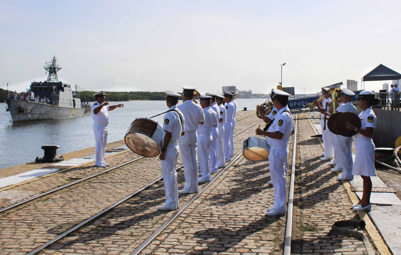 Navios da Marinha da República do Cameroun chegam ao Porto de Natal