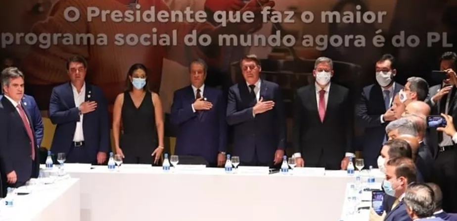 PL cobra candidatos para não esconderem Bolsonaro nas campanhas e ameaça com corte de verba