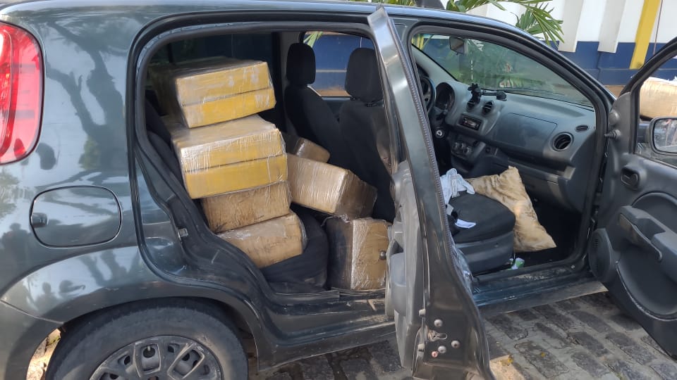 PRF apreende aproximadamente 300kg de maconha dentro de veículos