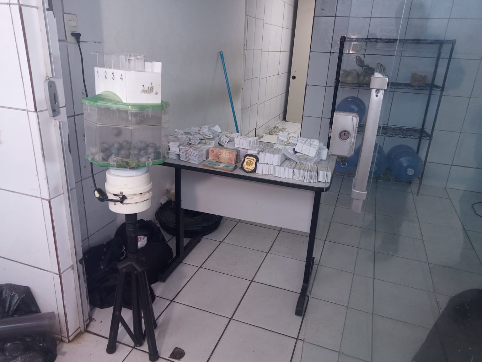 Polícia prende suspeitos por furto qualificado, roubo e extorsão em Areia Branca (RN)