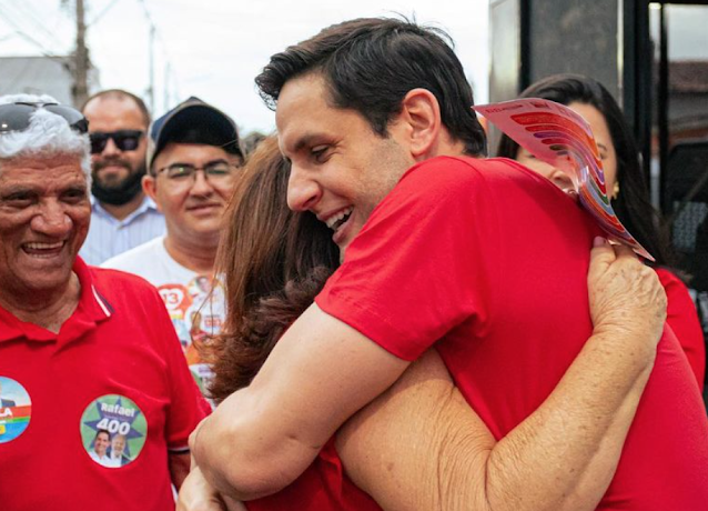 Dois candidatos, duas atitudes: Rafael Motta no meio do povo e Carlos Eduardo se isolando