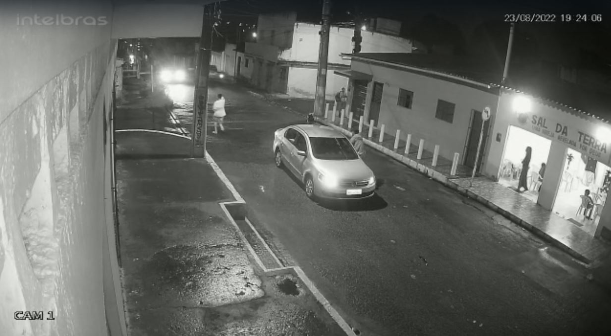 VÍDEO: Câmera de segurança flagra roubo de carro na zona Norte de Natal
