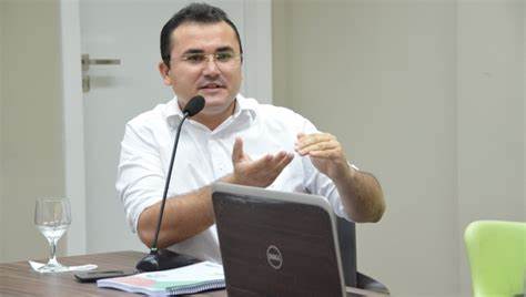 "Carlos Eduardo surfou a onda do bolsonarismo e agora quer surfar na onda da popularidade do governo Fátima" diz Freitas Júnior