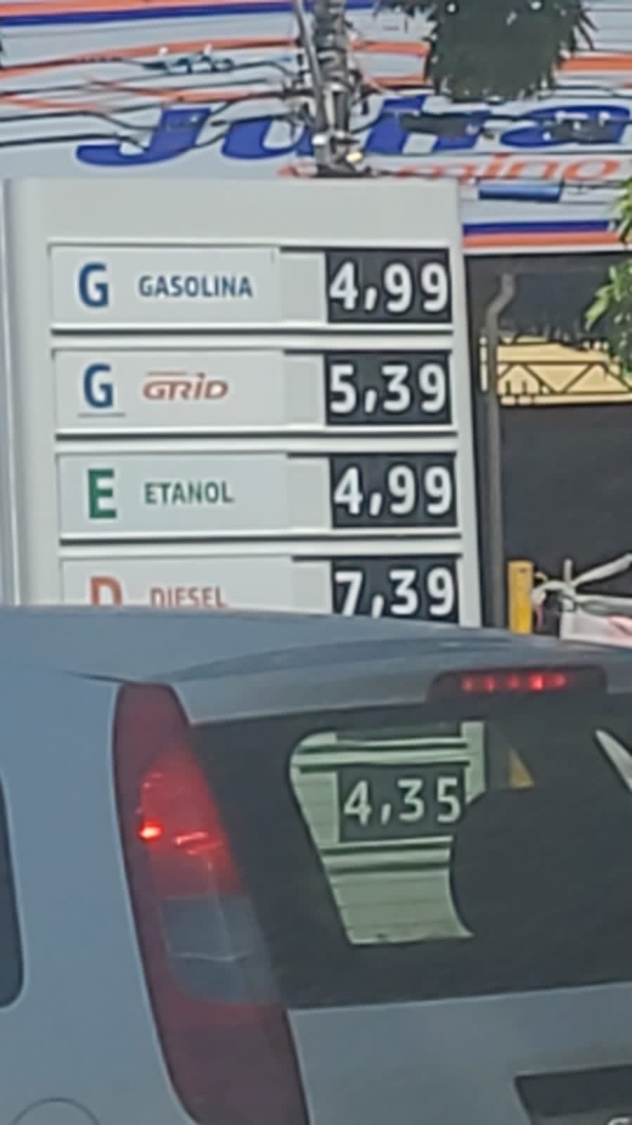 Redução no preço da gasolina ocorre cinco dias depois de anuncio da  Petrobras. Em Natal o combustível  está sendo vendido abaixo de R$ 5