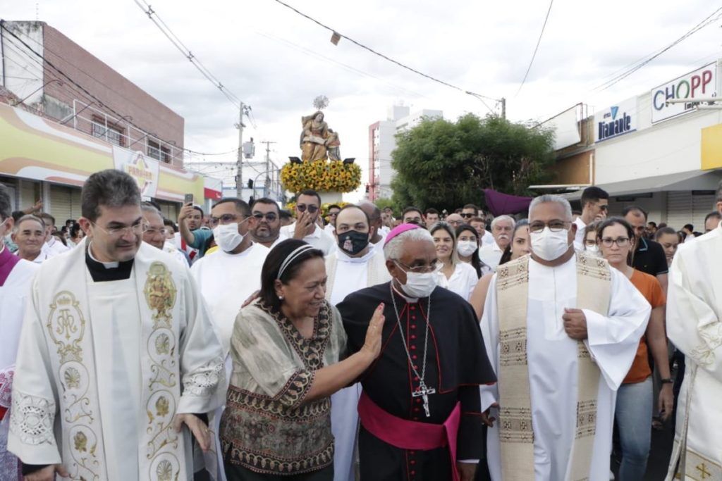Políticos disputam  a atenção do eleitor na procissão de Sant'Ana em Caicó