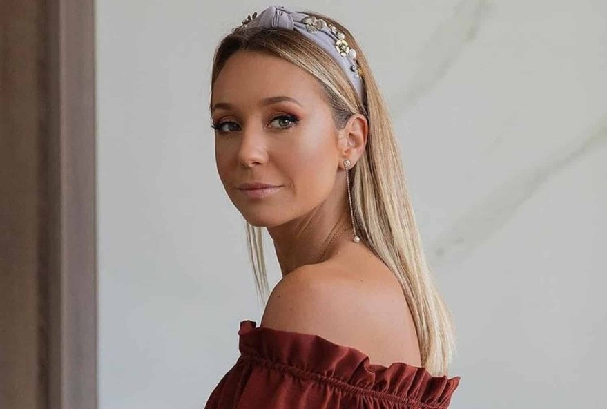 Atriz compartilha foto do filho de 3 anos beijando na boca e revolta a web: “Criança não namora”