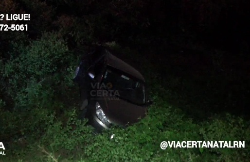 Bandidos capotam carro após assalto no bairro Planalto