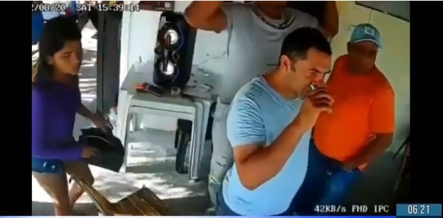 VÍDEO: Homem continua tomando cerveja enquanto bandidos tocam terror em arrastão em barzinho em Mossoró