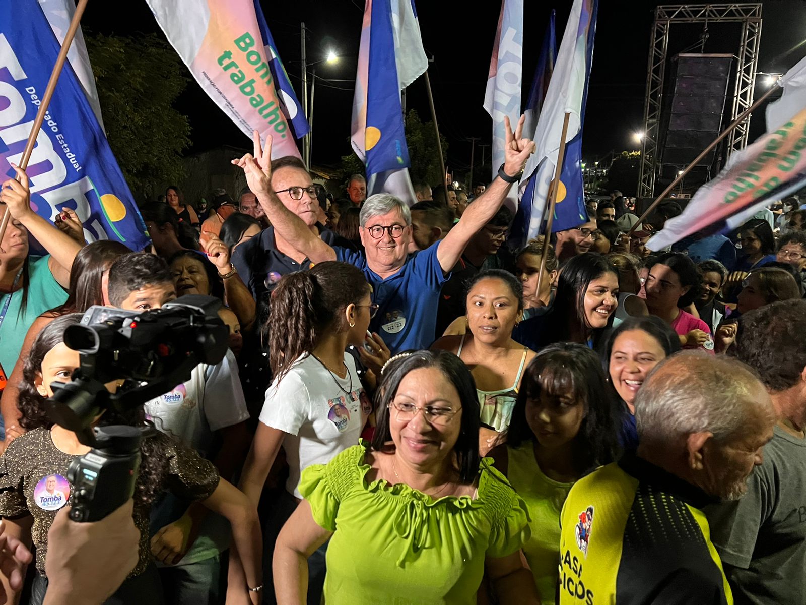 PASSEATA: com Rogério e Fabio no peito, deputado Tomba Farias entra na dança do “piseiro” e arrasta multidão nas ruas de Santa Cruz