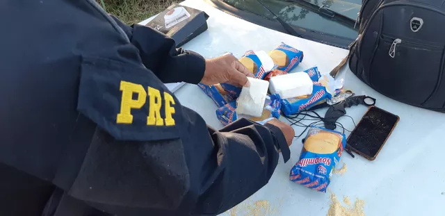 PRF encontra cocaína escondida em pacotes de flocos de milho e prende passageiro de ônibus interestadual no RN