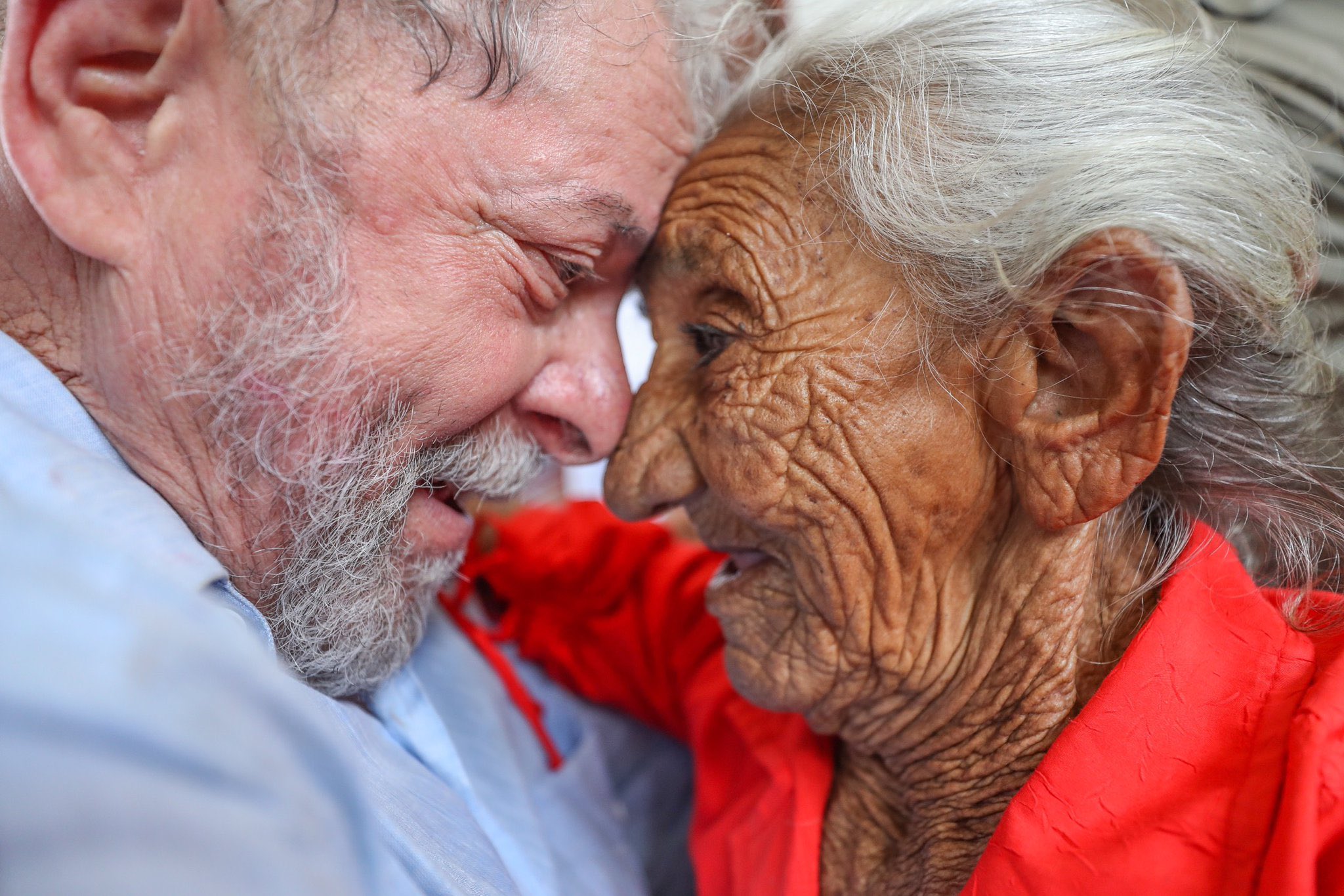 DEMAGOGIA DE QUINTA: Lula diz em discurso na PB que a chuva que caía sobre a plateia era 'lágrima dos anjos antecipando sua vitória'