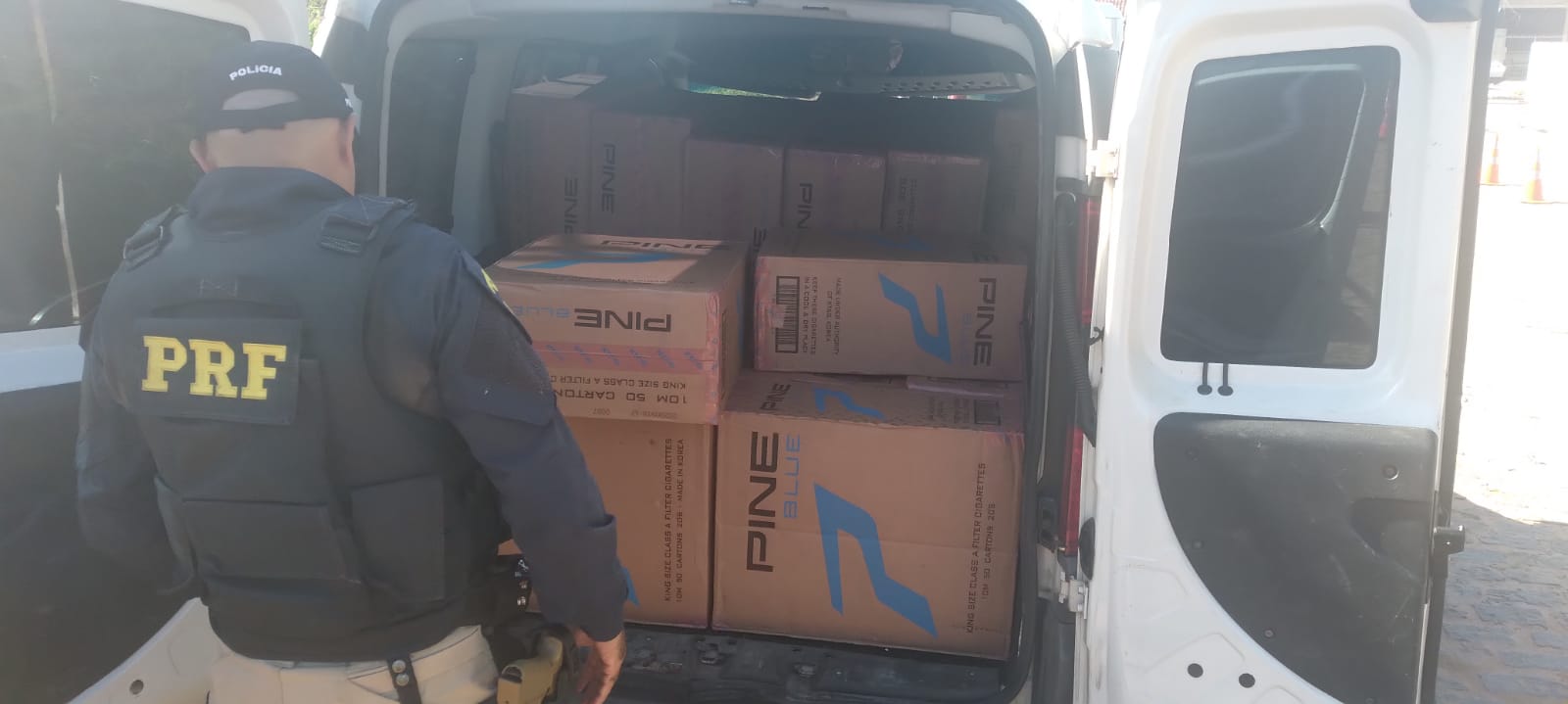 Homem é preso transportando 12 mil maços de cigarros contrabandeados na Grande Natal