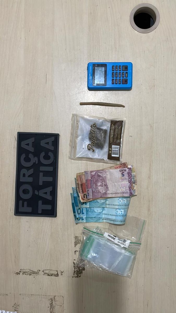 Policiais em patrulha sentem cheiro de droga e prendem homem no Serrambi