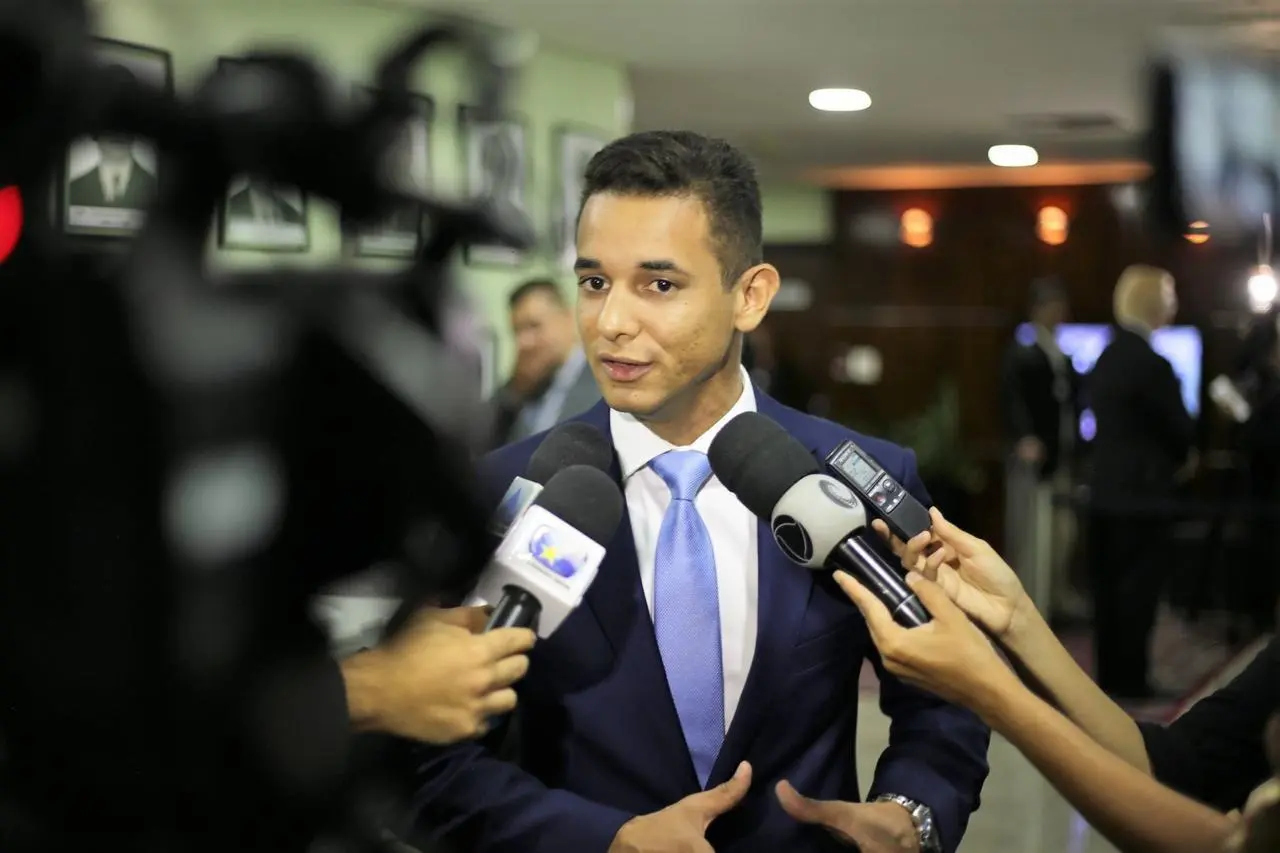 Prefeito de Mossoró diz que Fátima passou 4 anos sem trabalhar e agora quer vir mostrar maquiagem