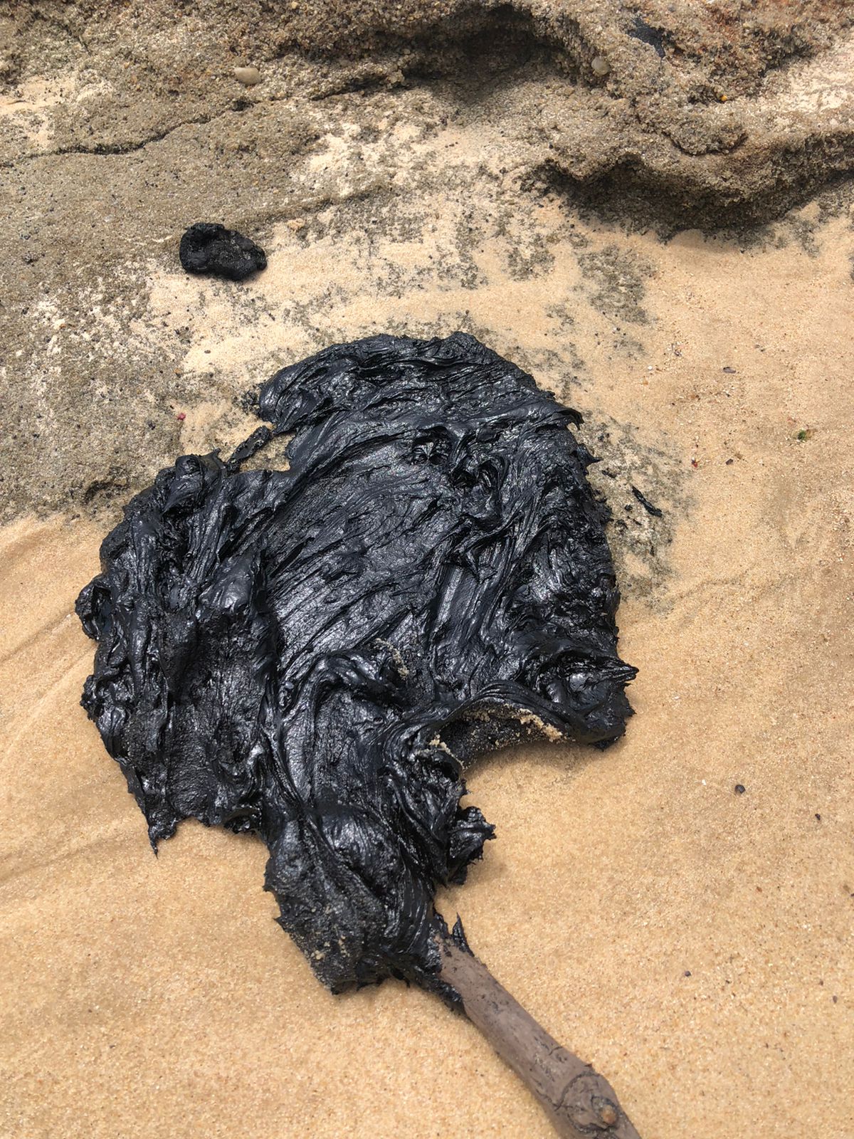 Manchas de óleo: Prefeitura recomenda que pessoas evitem entrar no mar em Parnamirim (Cotovelo e Pirangi)