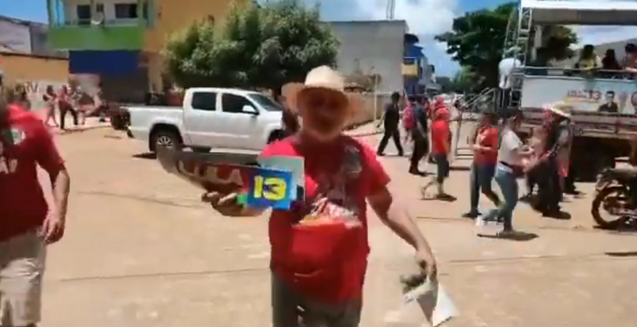 VÍDEO: Jean Paul leva "fora" de eleitora ao pedir votos para Carlos Eduardo durante caminhada no RN: "voto não, moço"
