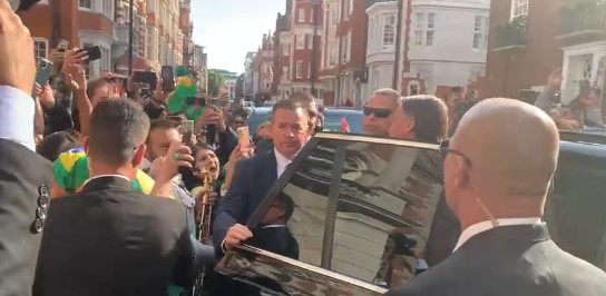 Bolsonaro chega em Londres e é recebido por apoiadores