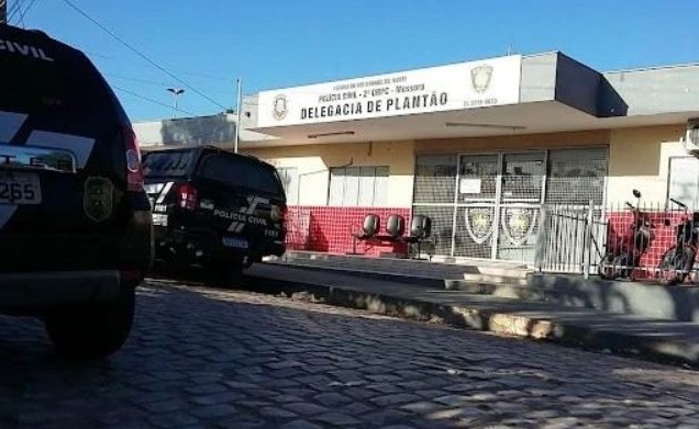 Mulher é presa em Mossoró após chamar policial militar de “nega fedorenta”