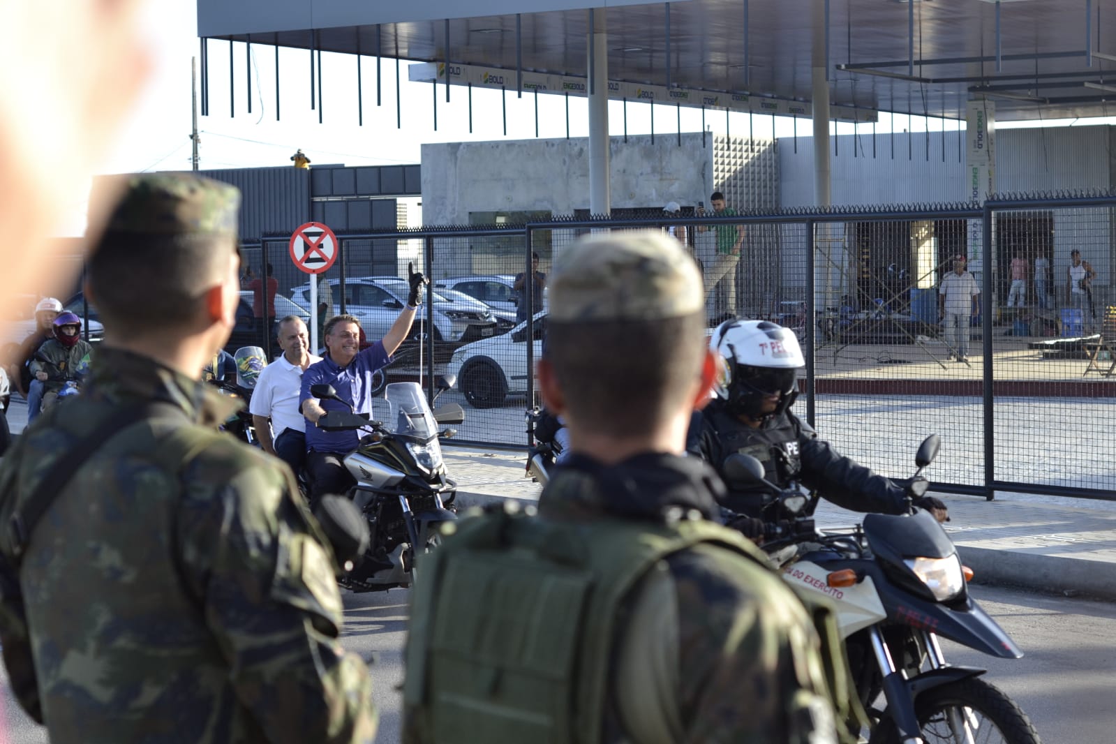 FOTOS: Bolsonaro inicia  motociata com Rogerio Marinho na garupa