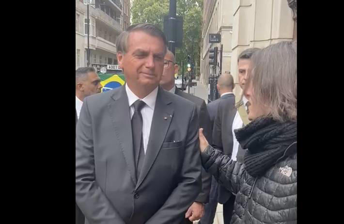 Em Londres, Bolsonaro manda indireta para o STF e não responde sobre papel da viagem para campanha