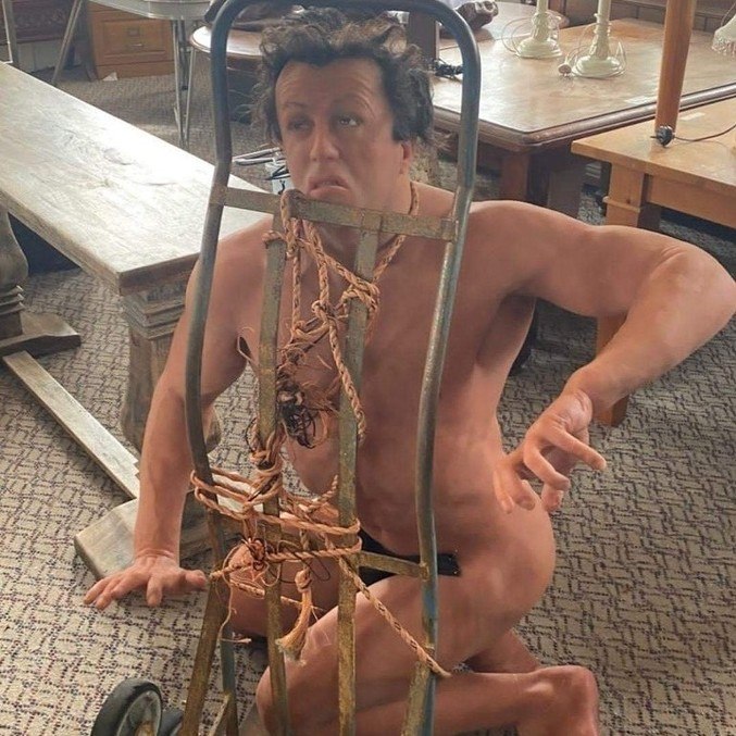 'Corpo' de Sylvester Stallone está à venda por R$ 20 mil em loja de penhores