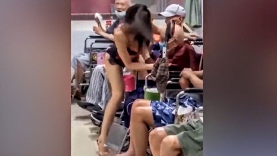 Casa de repouso contrata stripper para “entreter” idosos e gera protestos