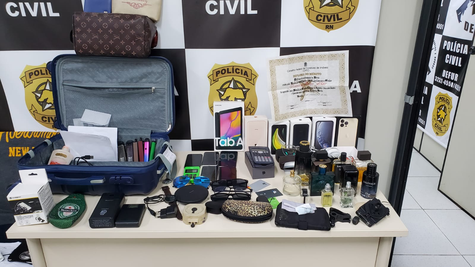 Polícia prende suspeito de receptação e recupera objetos furtados de carros em shopping de Natal