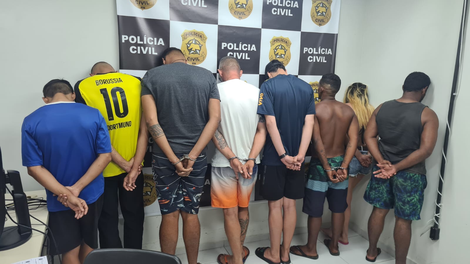 Polícia prende três pessoas por tráfico de drogas na orla de Natal; vídeos flagram ação criminosa