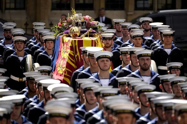 Reino Unido se despede da rainha Elizabeth II; caixão segue para Windsor