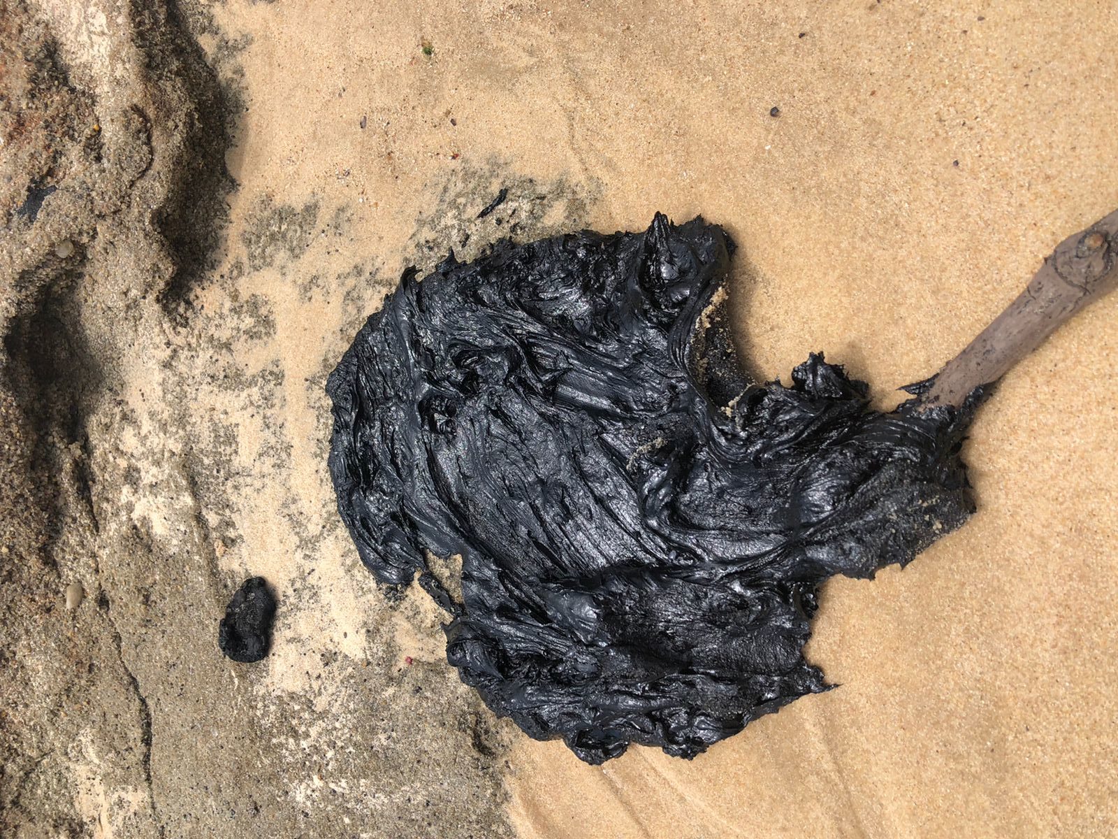 Manchas de óleo chegam às praias do litoral do Rio Grande do Norte