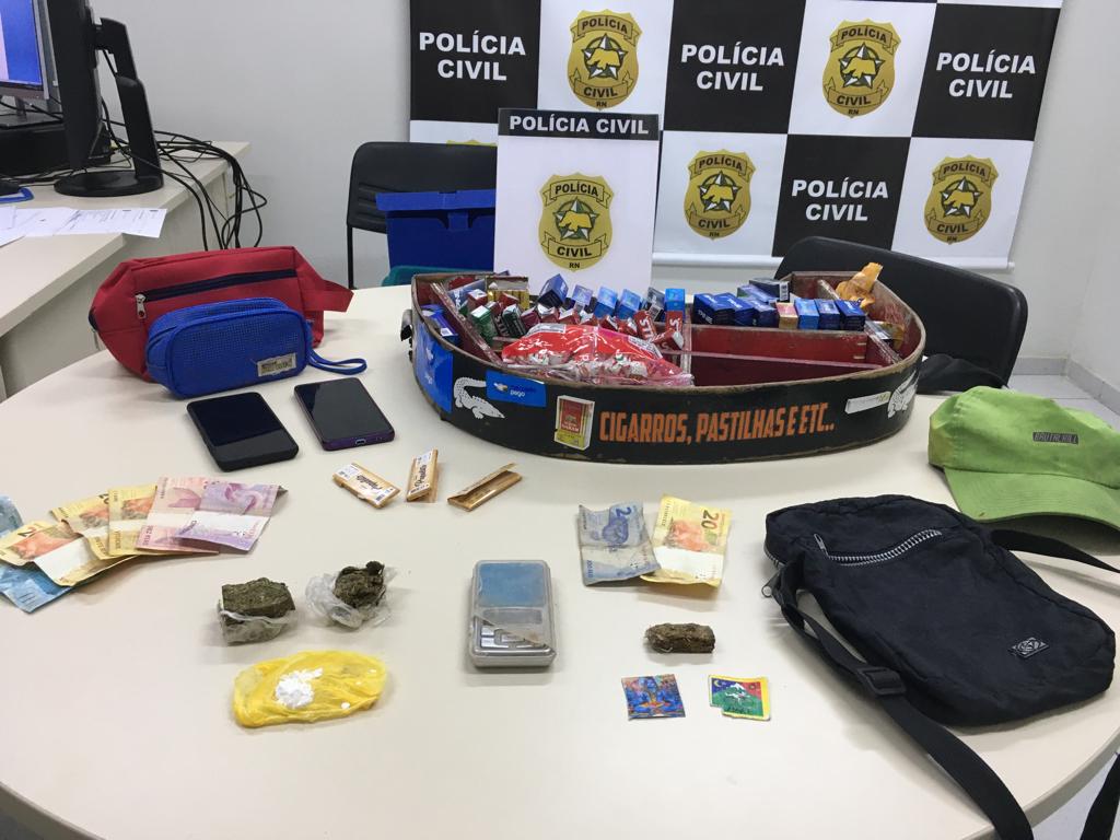 Operação policial prende três pessoas por tráfico de drogas na orla da praia de Ponta Negra em Natal