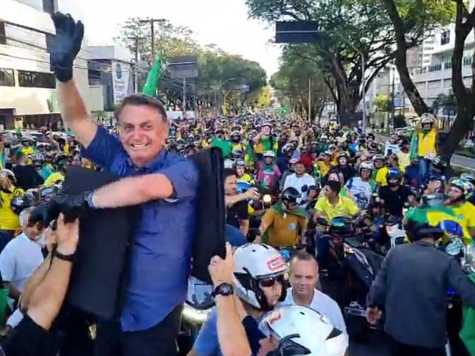 VÍDEOS: Bolsonaro arrasta multidão em motociata pelas ruas de Natal