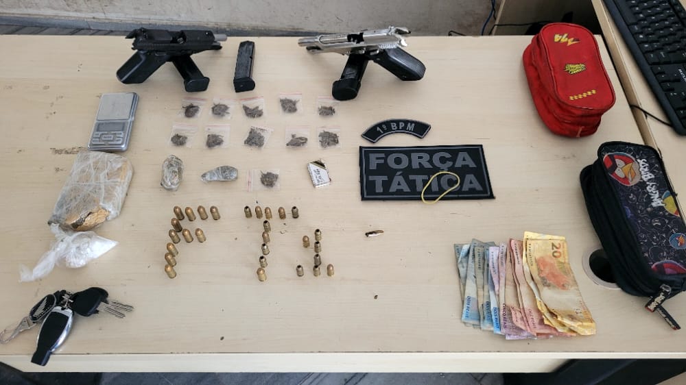 Homem é preso e armas e drogas apreendidas em Mãe Luiza