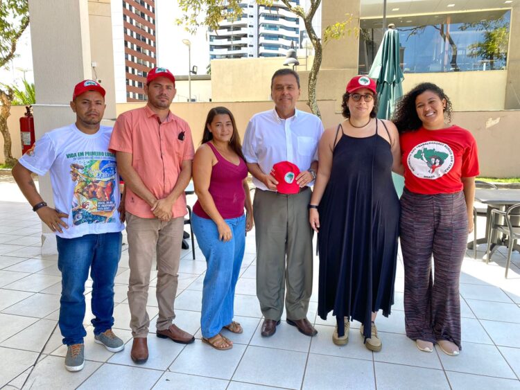 Com as 'bençãos' de Lula, MST declara apoio a Carlos Eduardo Alves