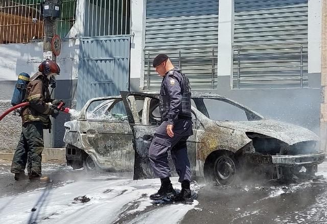 Carro da reportagem é cercado por criminosos e incendiado