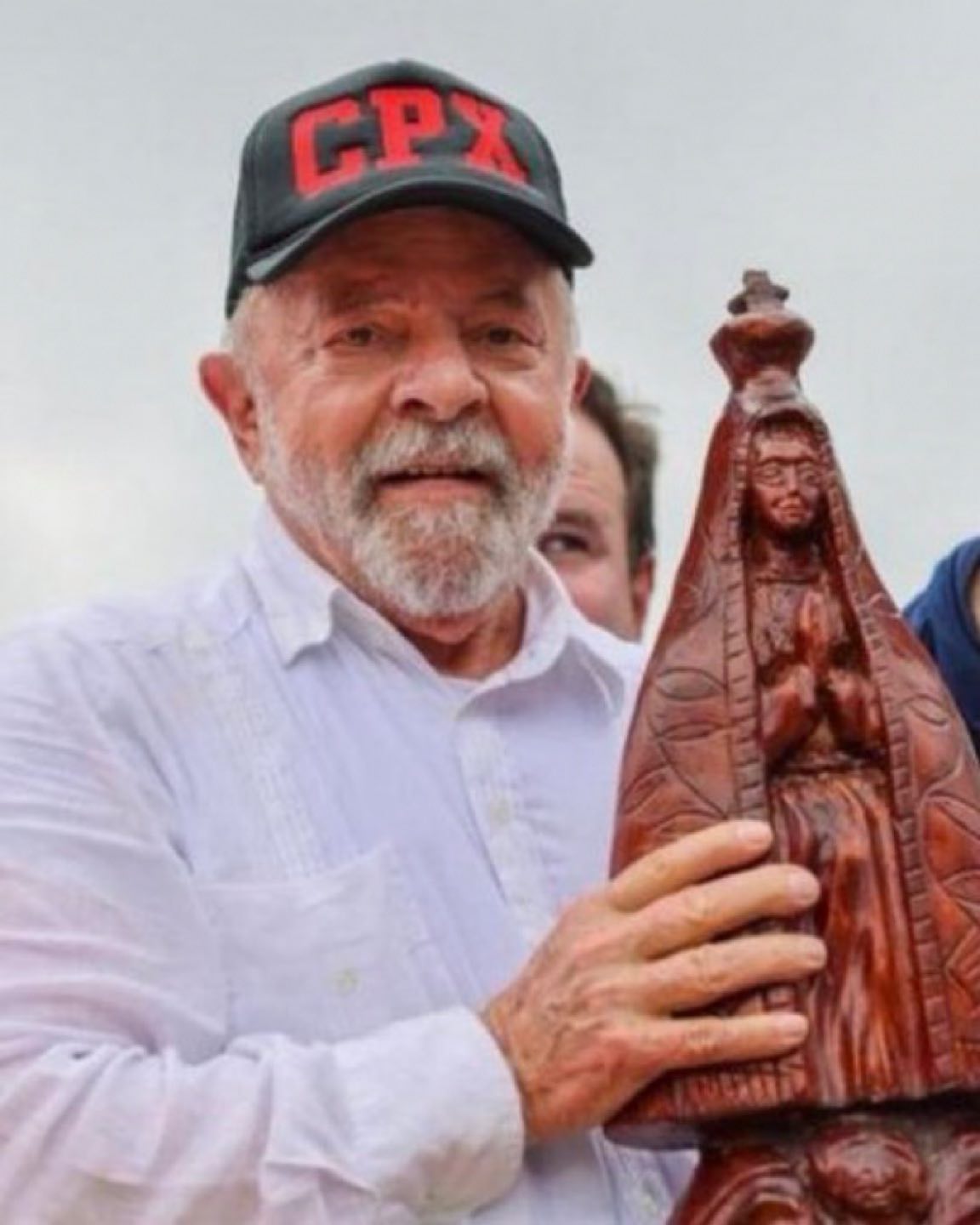 Girão alfineta Lula no Feriado da Padroeira do Brasil: "Segura a imagem sagrada com boné que faz apologia ao crime"