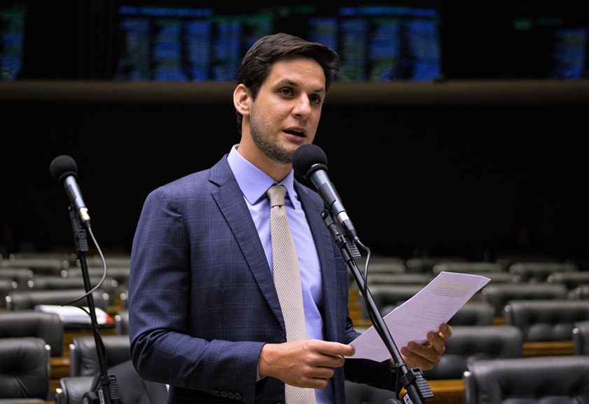 Rafael Motta apresenta projeto para garantir a pacientes medicamentos a base de Cannabis